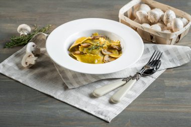 Karanlık ışık arka planda mantarlı makarna mantı. Ev yapımı geleneksel İtalyan yemekleri fotoğraf.