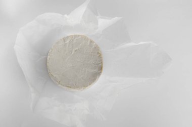 lezzetli camembert peyniri beyaz kağıt arka plan üzerinde Close-Up 