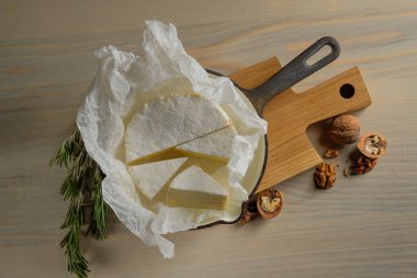 Plaka tatma ile fındık ve eski ahşap masa üzerinde otlar camembert peyniri. Şarap ve romantik, peynir Şarküteri gıda. Menü tasarımı Restoran