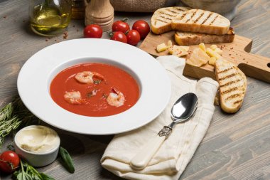 otlar ve karides ile domates çorbası