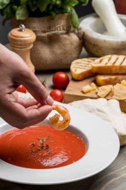 Şef yemek food - domates krem peynir, karides ve deniz ürünleri ile çorba gaspaço