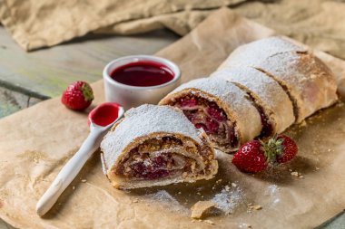 Strudel pasta çilekli ve fındık ile dilimlenmiş