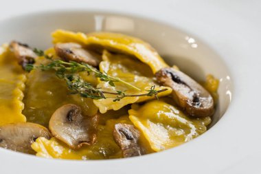 Karanlık ışık arka planda mantarlı makarna mantı. Ev yapımı geleneksel İtalyan yemekleri fotoğraf.