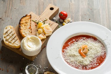 Mutfak masasında malzemelerle akşam yemeği kremalı domates çorbası. Tasarım menüsünden veya tarifi için metin alanı alan