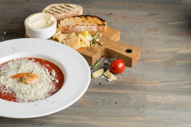 Domates, peynir ve diğer malzemeleri mutfak krem çorbası