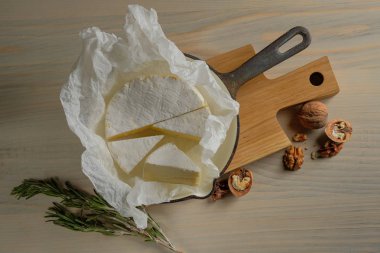 Plaka tatma ile fındık ve eski ahşap masa üzerinde otlar camembert peyniri. Şarap ve romantik, peynir Şarküteri gıda. Menü tasarımı Restoran