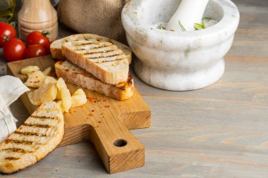 Bruschetta peynir parmesan otlar ve kruton ekmek fırında pişirme.