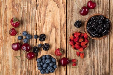 çilek masada ahşap kase, kopya alanı ile üst görünüm