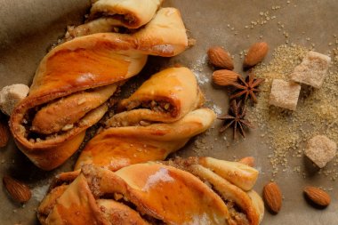 badem ve Kağıt arka plan üzerinde anason ile tatlı tatlılar Close-Up