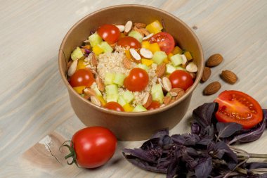 Diyet Detoks salata vejetaryen, vegan gıda, vitamini aperatif ve sağlık yaşam için. Hafif ahşap zemin üzerine Üstten Görünüm