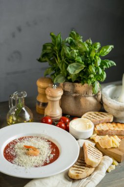 Mutfak masasında malzemelerle akşam yemeği kremalı domates çorbası. Tasarım menüsünden veya tarifi için metin alanı alan