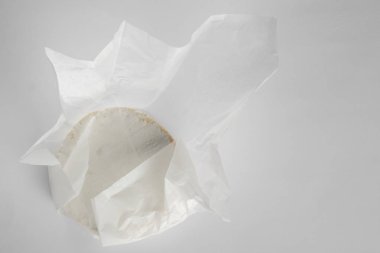 Yuvarlak peynir peyniri veya beyaz arka plan üzerinde brie. Menü tasarımı Restoran. Üstten Görünüm tasarım fotoğraf. Peynir beyaz kağıt. Ek yük