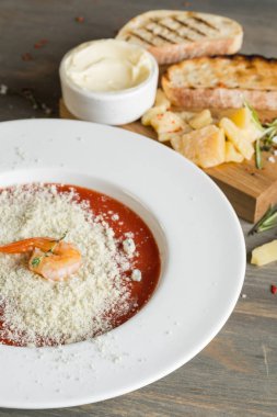 Domates, peynir ve diğer malzemeleri mutfak krem çorbası