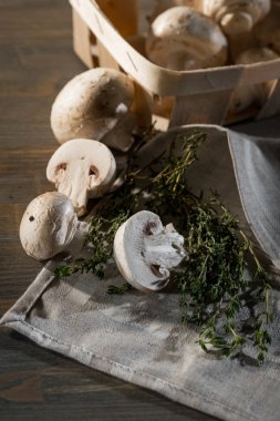 Tahta masada taze mantarlar.