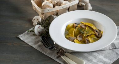 Karanlık ışık arka planda mantarlı makarna mantı. Ev yapımı geleneksel İtalyan yemekleri fotoğraf.