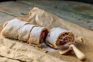 Geleneksel kafe tatlı - meyveli turta pasta çilekli ve fındık rustik tarzı mutfağı ile masa arka plan