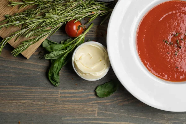 Sopa Creme Tomate Com Tomate Manjericão Ervas Especiarias Croutons Assados — Fotografia de Stock