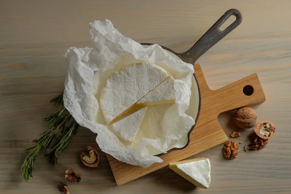 Degustação Queijo Prato Camembert Com Nozes Ervas Velha Mesa Madeira — Fotografia de Stock