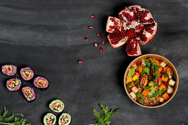 Karanlık tablo arka planda - ekmek ve salata, malzemeler menüsüyle vejetaryen yemek pişirme en iyi görünümü kapatın. Ek yük düz fotoğraf. Organik sağlık vejetaryen yemek tarifi. Yatay kopyalama metin alanı