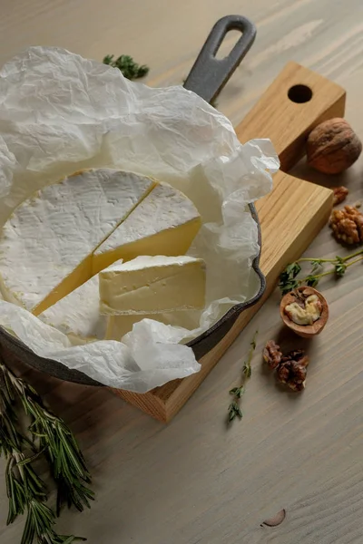 Verkostung Teller Käse Camembert Mit Nüssen Und Kräutern Auf Alten — Stockfoto