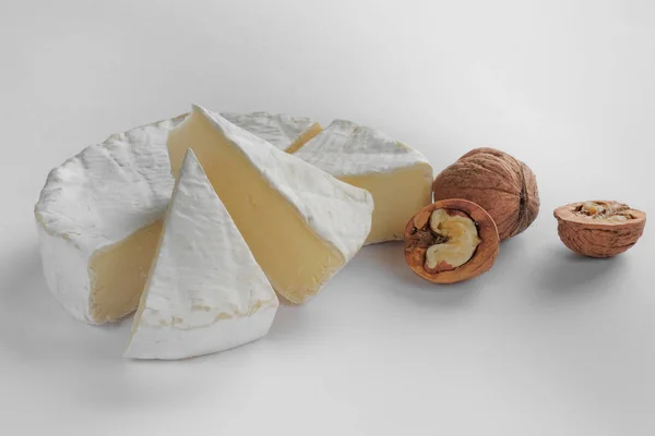 Gros Plan Fromage Camembert Blanc Savoureux Avec Des Noix Isolées — Photo