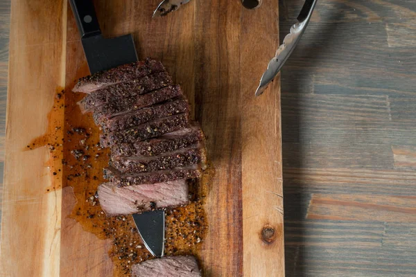 Primer Plano Carne Parrilla Con Cuchillo Cuchara Metal Sobre Tabla — Foto de Stock