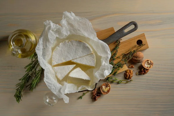 Delicias Queso Plato Degustación Con Aceite Vieja Mesa Madera Restaurante — Foto de Stock