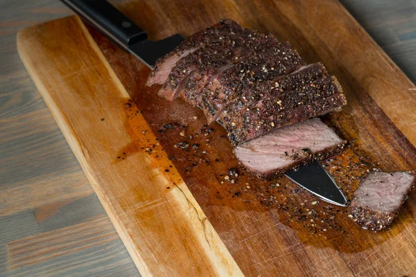 Carne Parrilla Con Especias Cuchillo Sobre Tabla Madera Sobre Fondo — Foto de Stock