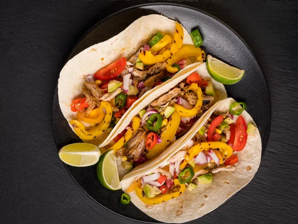 Taco Met Ingrediënten Houten Achtergrond Mexicaanse Traditionele Gerechten Plat Bovenaanzicht — Stockfoto
