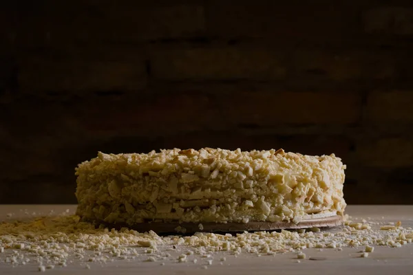 Nahaufnahme Von Süßem Kuchen Mit Walnüssen Auf Holztisch Auf Schwarzem — Stockfoto