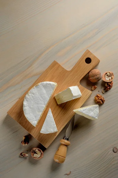 Degustação Queijo Prato Camembert Com Nozes Faca Velha Mesa Madeira — Fotografia de Stock