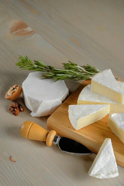 Γεύση Πιάτο Τυρί Καμαμπέρ Ξηρούς Καρπούς Αρωματικά Βότανα Και Μαχαίρι — Φωτογραφία Αρχείου