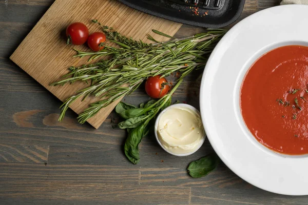 Sopa Creme Tomate Com Tomate Manjericão Ervas Especiarias Croutons Assados — Fotografia de Stock
