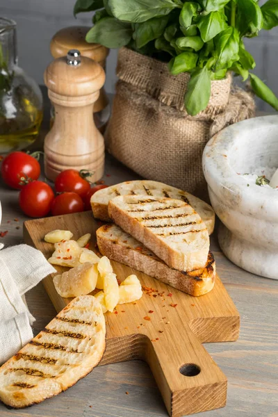Cozinhar Bruschetta Com Queijo Parmesão Ervas Croutons Assados Pão — Fotografia de Stock