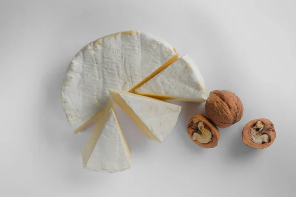 Zbliżenie Biały Smaczny Ser Camembert Orzechami Białym Tle — Zdjęcie stockowe