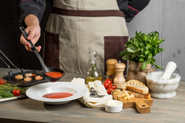 Crema Ingredientes Sopa Tomates Queso Albahaca Camarones Mariscos — Foto de Stock