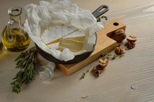 Дегустационная Тарелка Сыром Маслом Старом Деревянном Столе Меню Дизайн Ресторан — стоковое фото