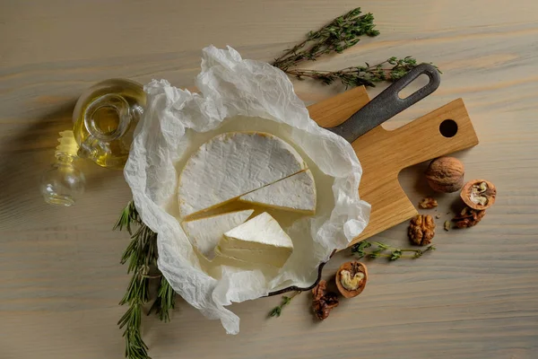 Piatto Degustazione Formaggi Con Olio Vecchio Tavolo Legno Menu Ristorante — Foto Stock