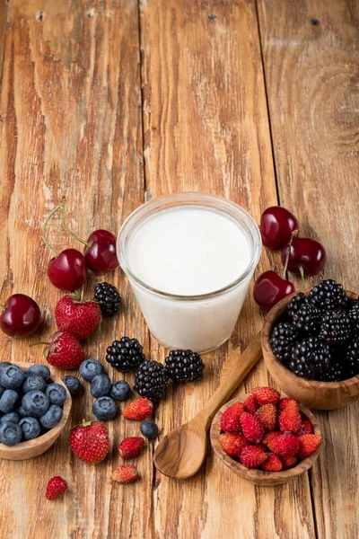 Mjölk Glaset Och Sortiment Färska Bär Träbord Bakgrund Ovanifrån Med — Stockfoto