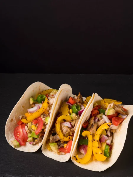 Tacos Mit Zutaten Auf Holzgrund Mexikanische Traditionelle Küche Flache Ansicht — Stockfoto