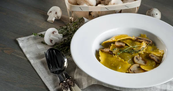 Pasta Ravioli Med Svamp Mörka Bakgrund Hemlagad Traditionell Italiensk Mat — Stockfoto