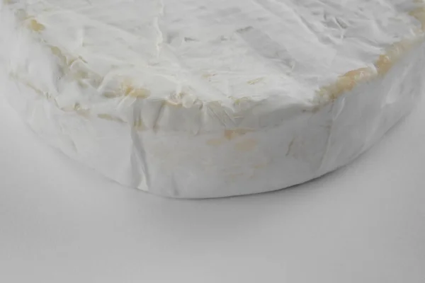 Close Queijo Camembert Branco Saboroso Isolado Fundo Branco — Fotografia de Stock