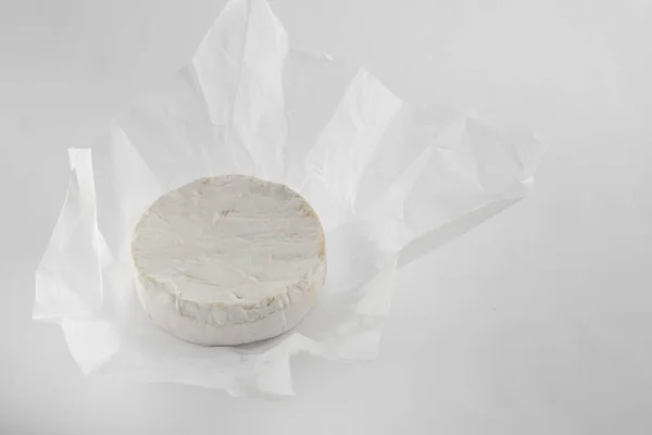 Zbliżenie Smaczny Ser Camembert Tle Białej Księgi — Zdjęcie stockowe