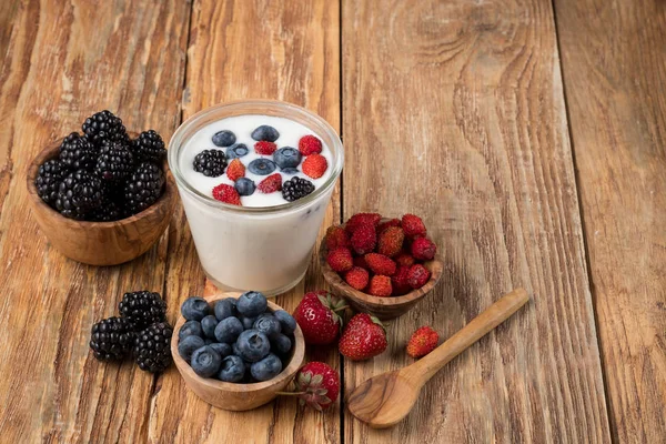 Yoghurt Glas Med Bär Trä Skålar Och Sked Bord Med — Stockfoto