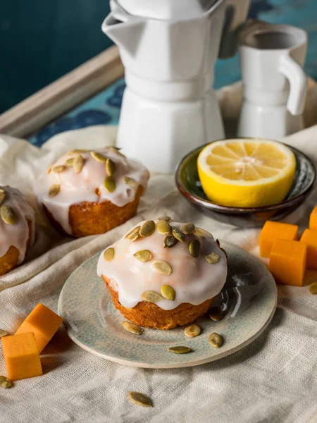Close Homemade Pumpkin Cakes Lemon Blue Table — Free Stock Photo