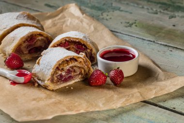 Geleneksel kafe tatlı - meyveli turta pasta çilekli ve fındık rustik tarzı mutfağı ile masa arka plan