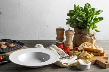 krem çorbası malzemeler domates, peynir, fesleğen, karides ve deniz ürünleri