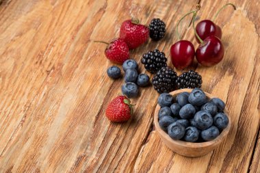 çilek ve ahşap kase masada, kopya alanı ile Üstten Görünüm