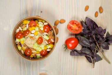 Sağlıklı Detoks salata, diyet, vejeteryan, vegan gıda, vitamini aperatif. Üstten yatay görünüm hafif ahşap zemin üzerine