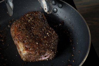 metal kalem pişirme baharatlar ile ızgara et Close-Up 